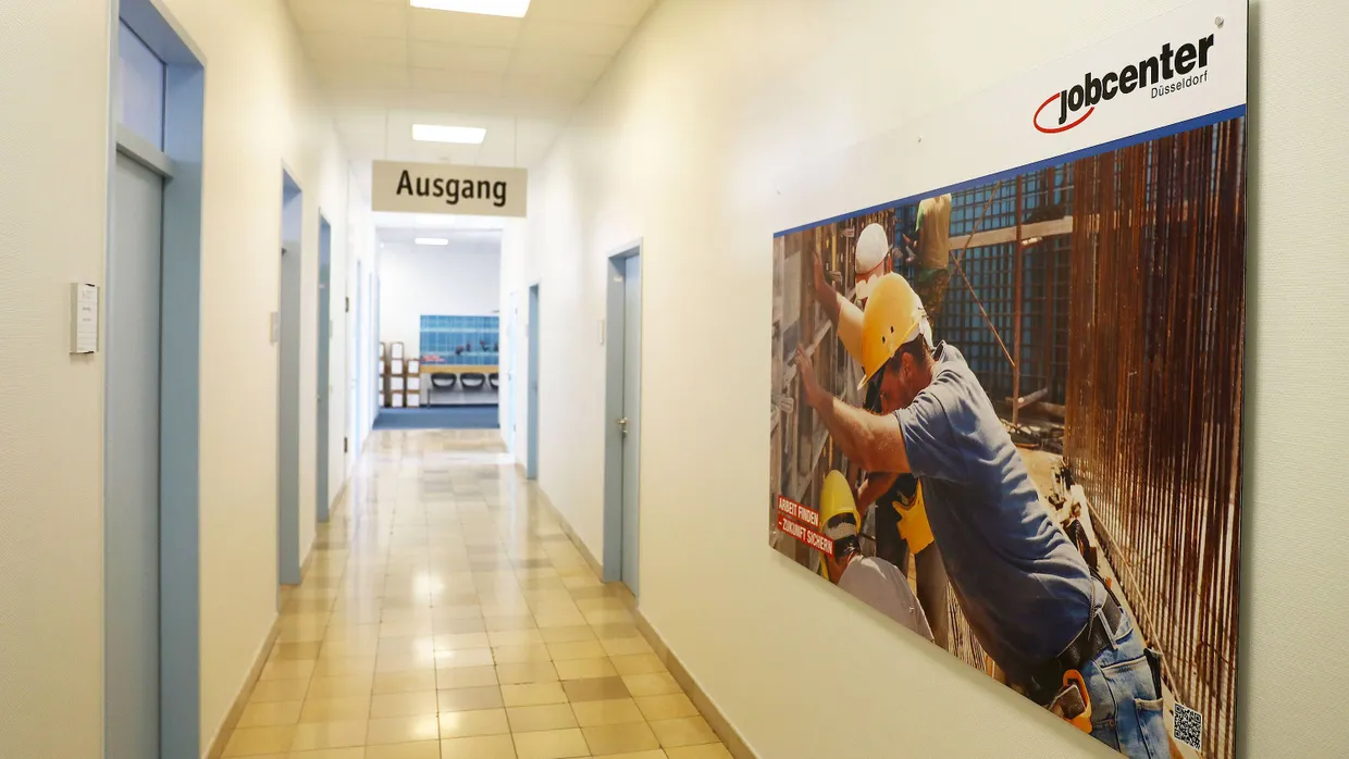Leerer Flur im Jobcenter