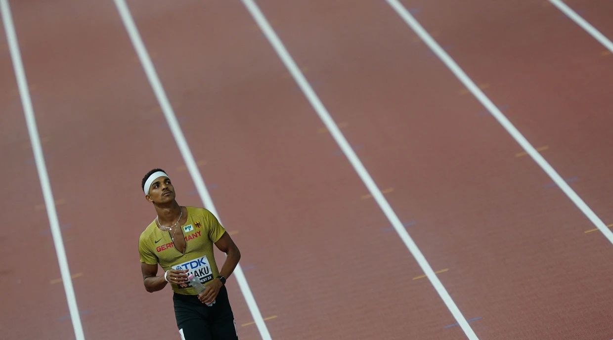 Joshua Abuaku vor dem Start im Finale auf der Laufbahn der 400 Meter Hürden.