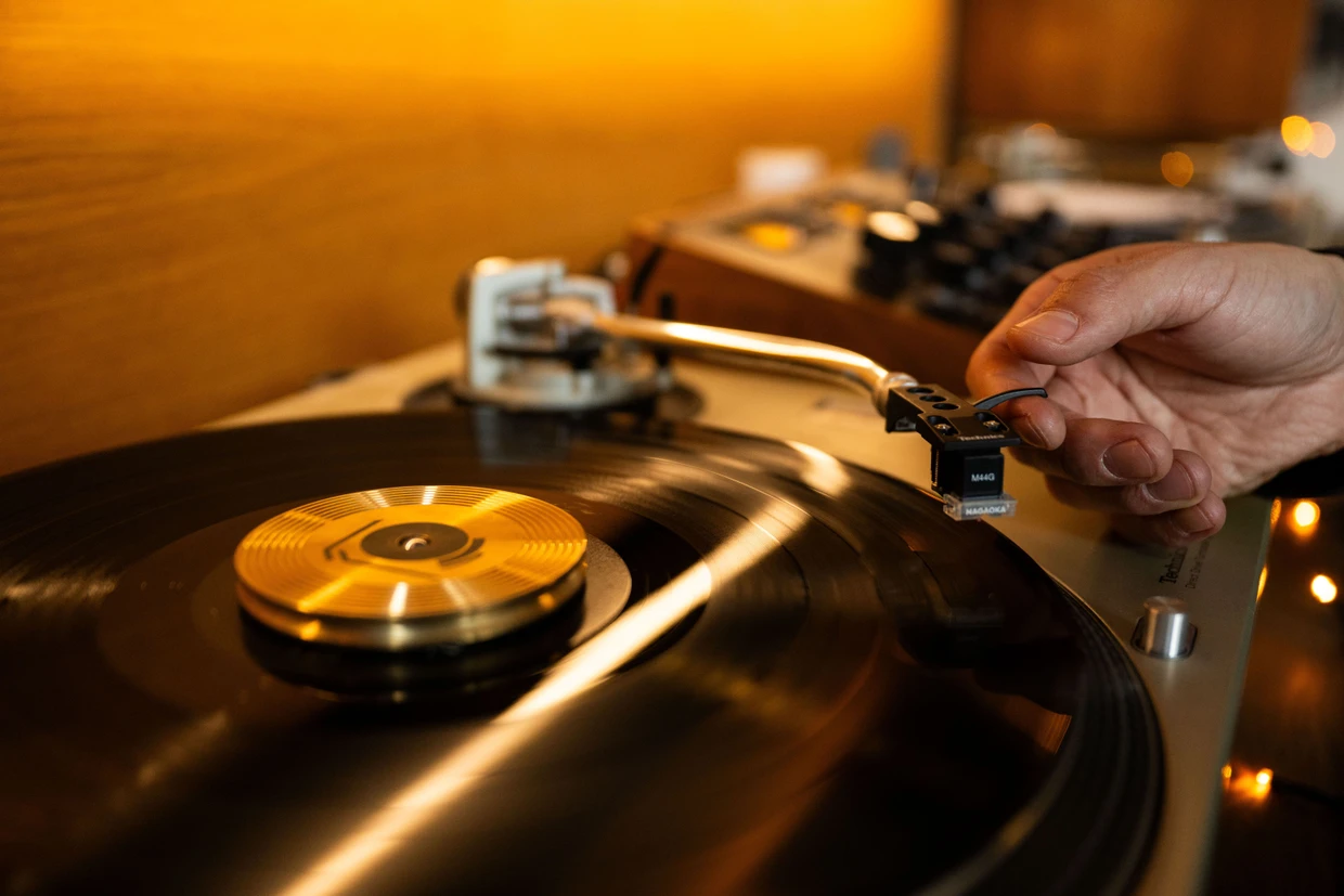 Nostalgietrend Vinyl: Kevin Rodriguez, Betreiber der Listening Bar "Unkompress" legt in seiner Bar ausschließlich Vinyl- Schallplatten auf.