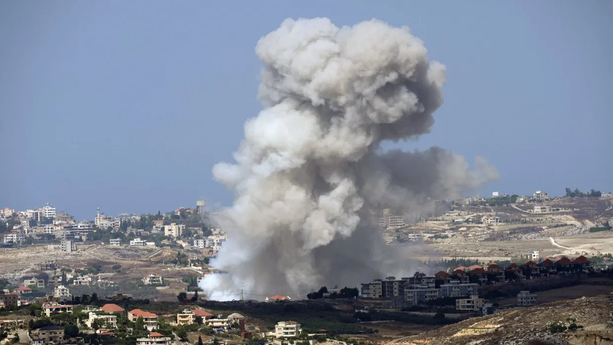 Rauch steigt am Montag auf nach israelischem Beschuss auf Dörfer im libanesischen Bezirk Nabatiyeh.