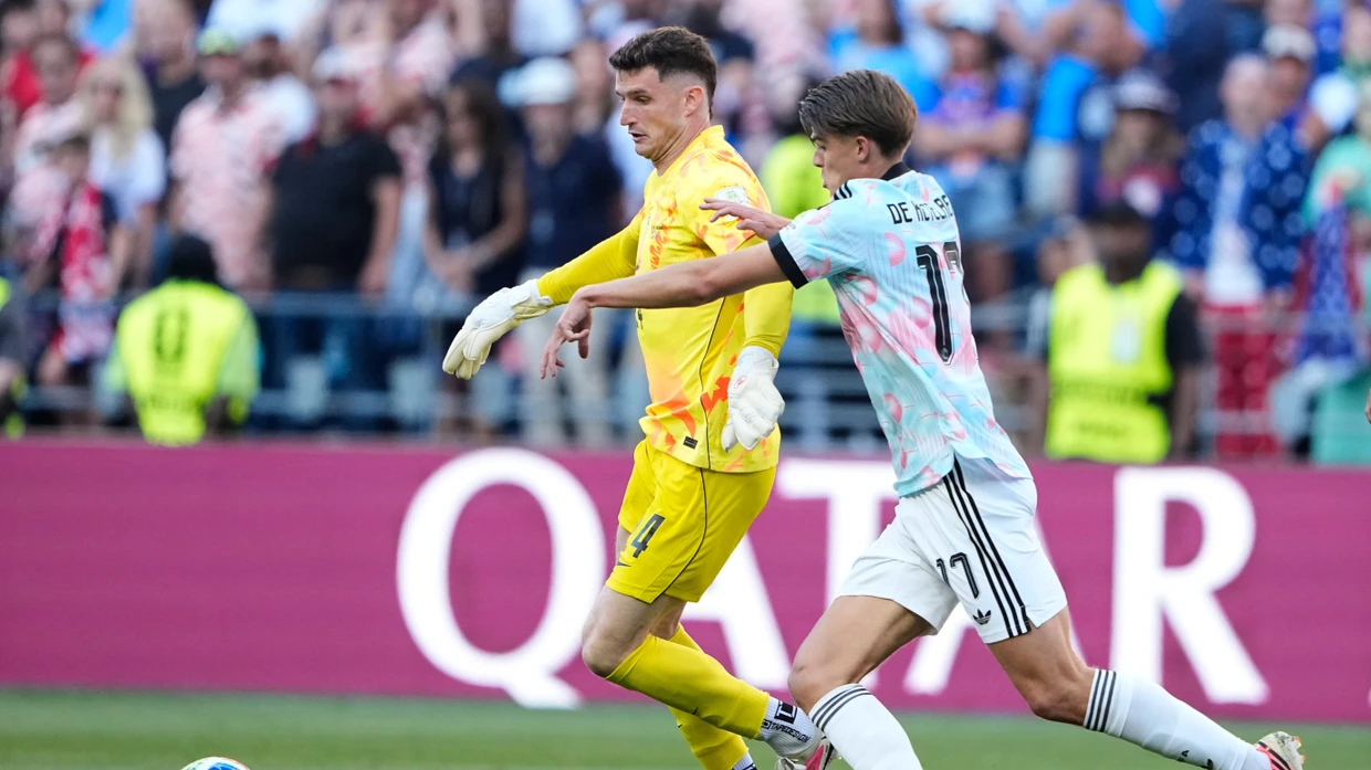 Der US-Torhüter Matt Freese (l) verliert den Ball gegen den Belgier Charles De Ketelaere.