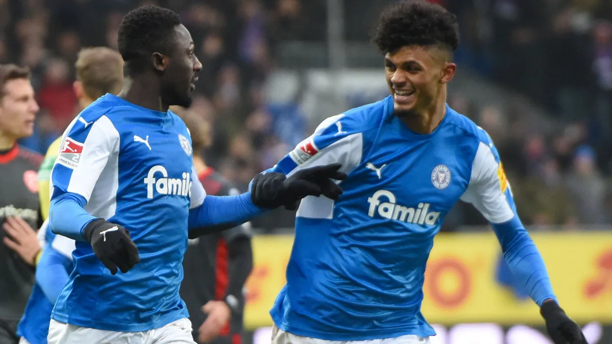 Holstein Kiel reicht ein Unentschieden gegen Düsseldorf um die Tabellenspitze zu verteidigen.