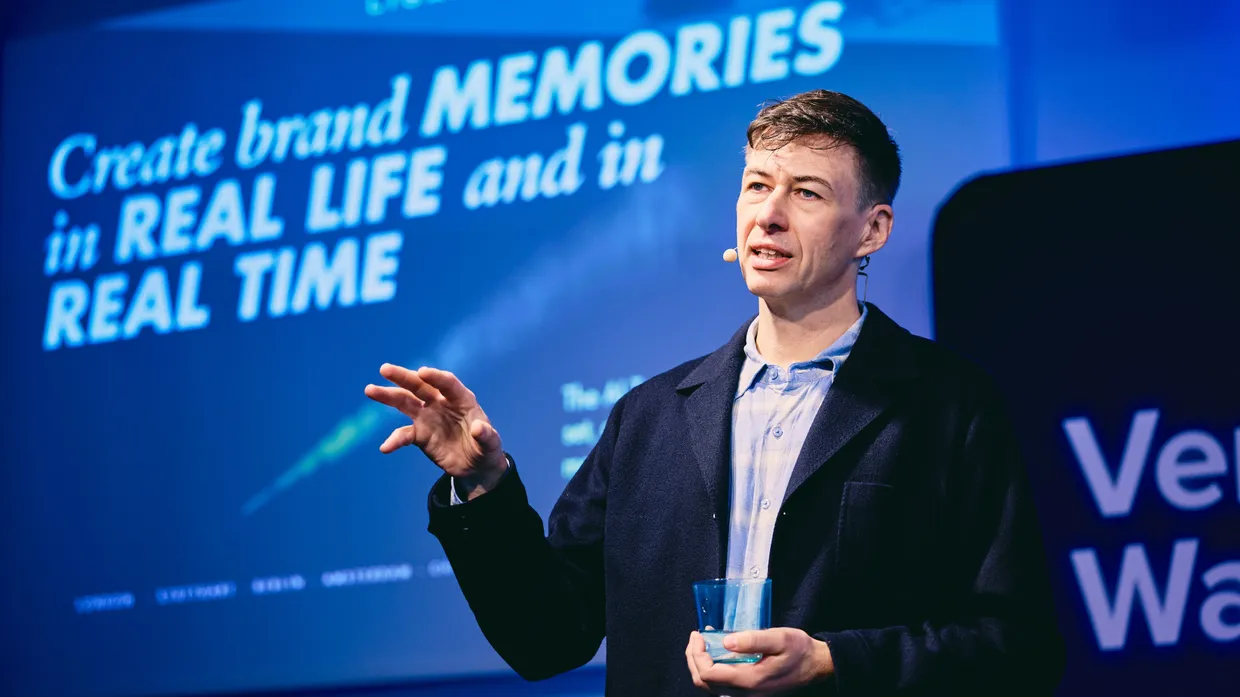 Robert Andersen stellte den „AI Trust Index – Memories of Truth“ vor.