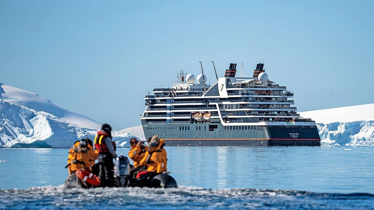Orange ist die Farbe des Menschen in der Antarktis – damit man ihn auch im Schneesturm schnell findet.