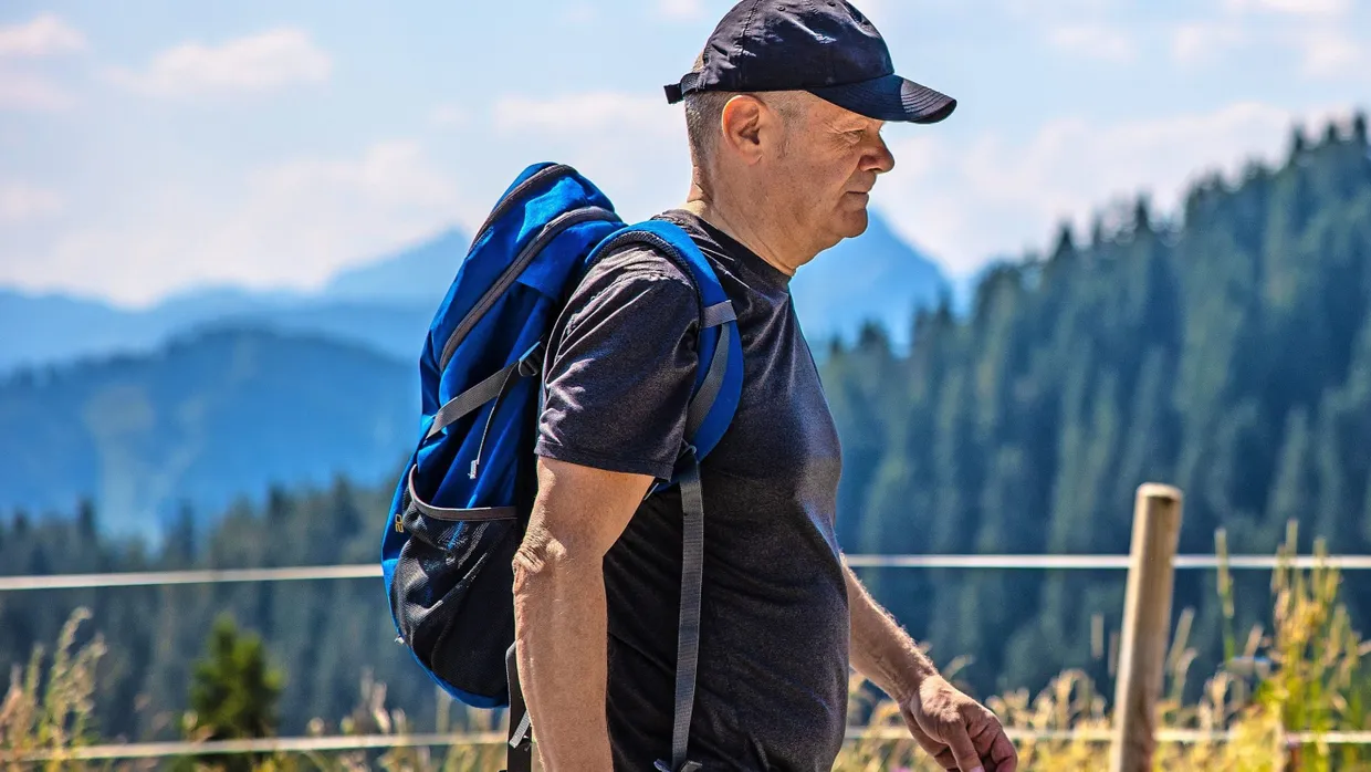 Niemals allein: Als der Kanzler am Mittwoch im Allgäu auf einen Reporter traf, beschied er ihm, dass er weiterwandern wolle, „und zwar am besten allein“. Zwei Tage später in Berlin klang das Motto ganz anders: You’ll never walk alone.