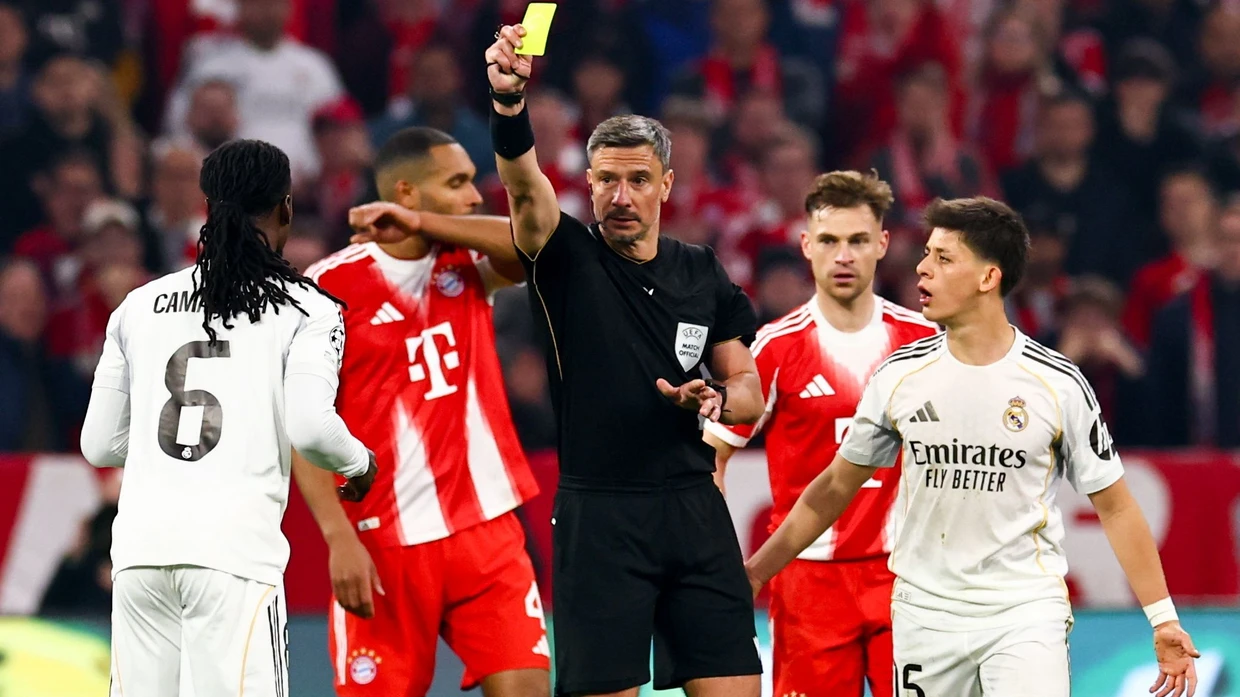 Erst Gelb, dann Gelb-Rot: Real-Madrid-Profi Eduardo Camavinga (links) im Champions-League-Spiel gegen den FC Bayern München