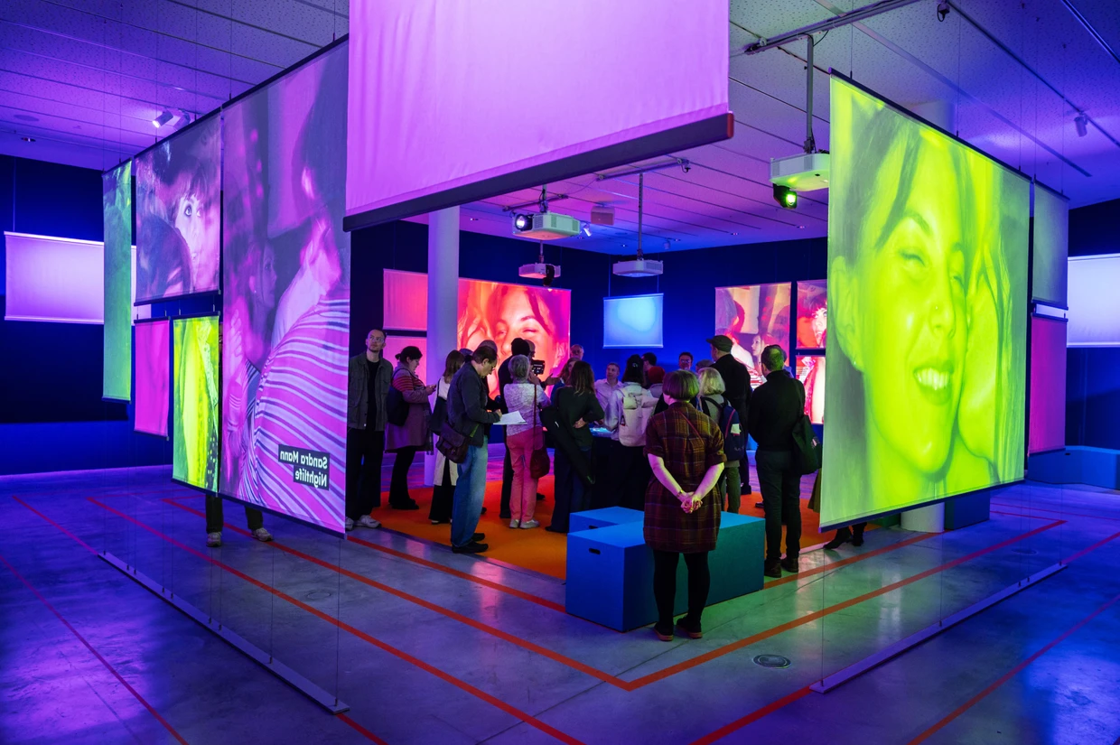 Der Raum Mix! mit den Video-und Soundinstallatinen („Mix Installation“) in der Ausstellung „Mishpocha“.