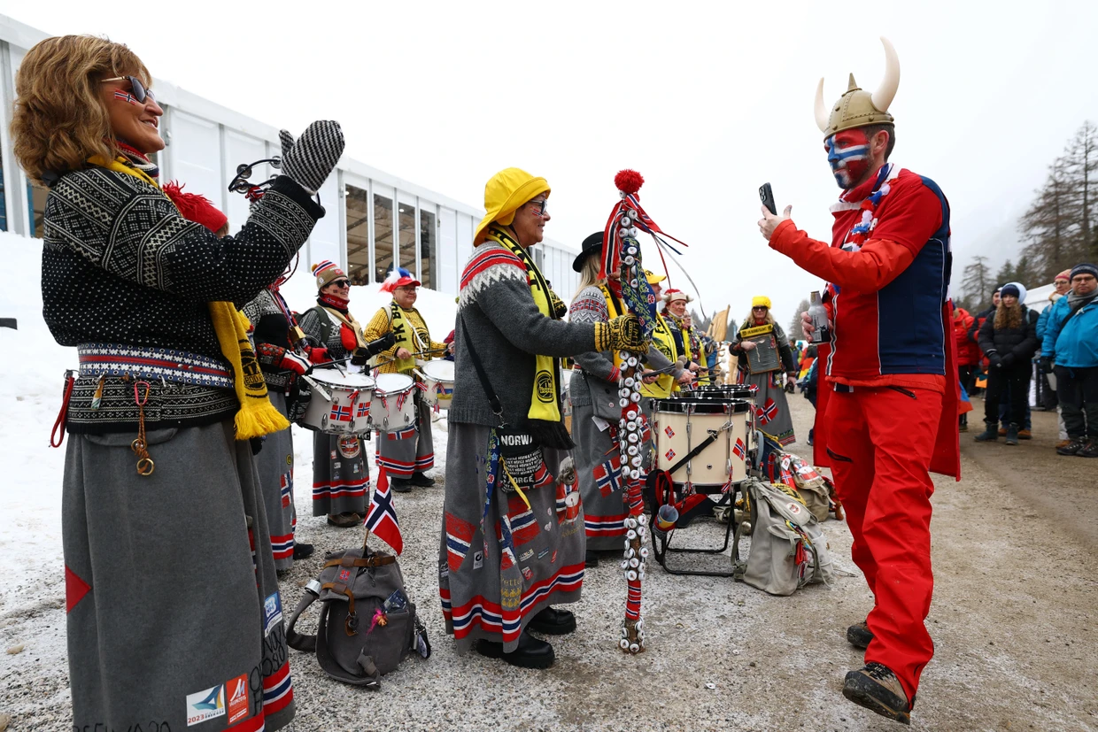 Plötzlich ruft aus dem Nichts eine Frauenstimme: Heeeeeeey!