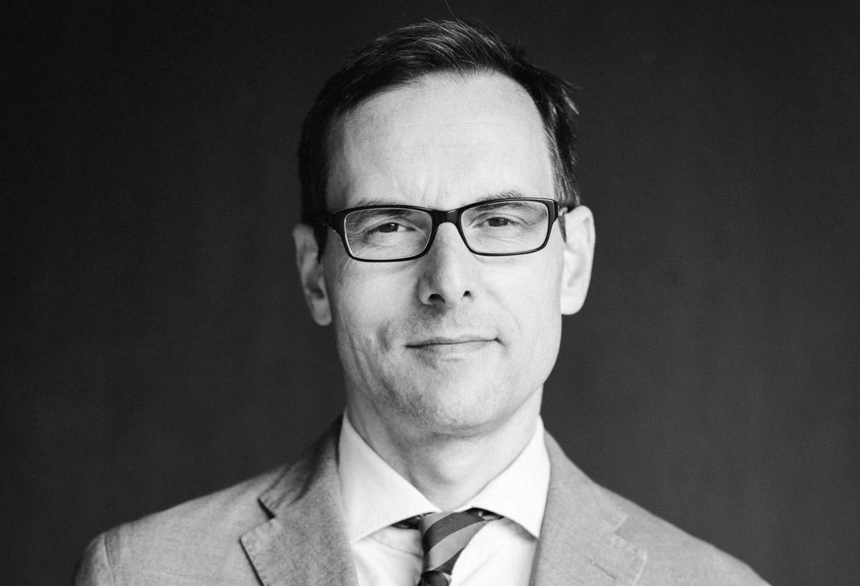 Professor Dr. Tonio Walter ist Inhaber des Lehrstuhls für Strafrecht, Strafprozessrecht, Wirtschaftsstrafrecht und Europäisches Strafrecht an der Universität Regensburg.