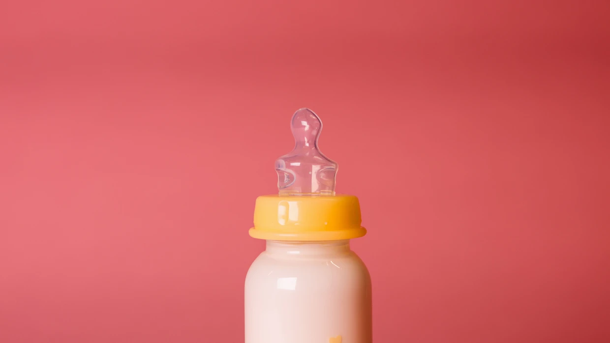 Wer seinem Kind Fläschchen statt Brust gibt, kriegt oft unerwünschte Ratschläge zu hören.