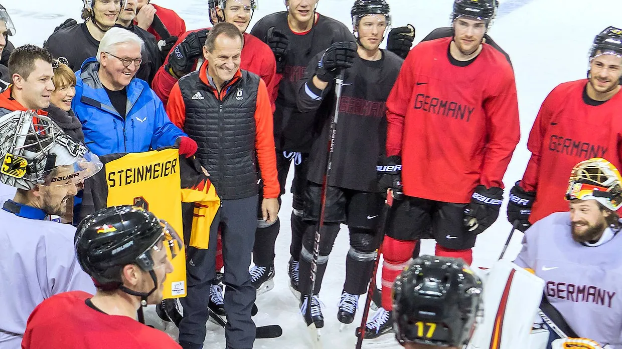 Gruppenbild mit Bundespräsident: Frank-Welter Steinmeier bei den Eishockeyspielern