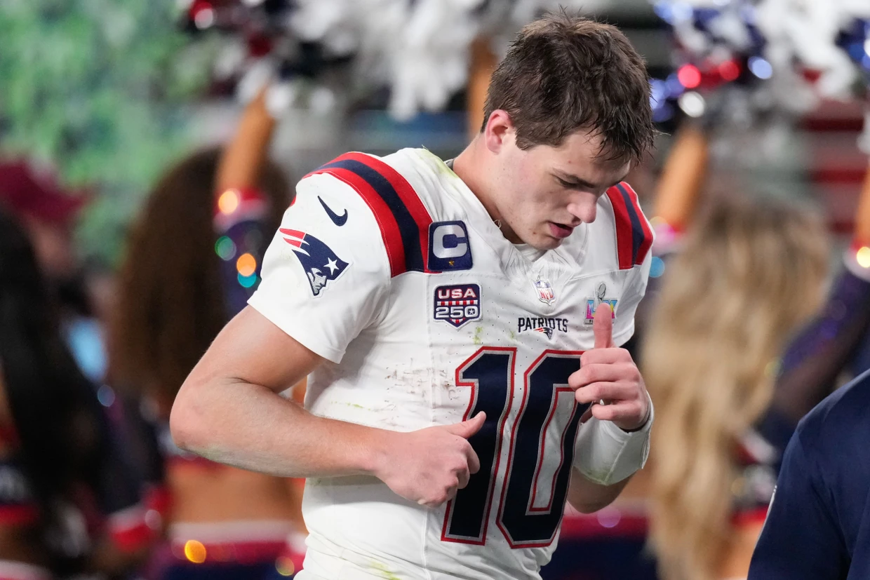 Défaits : les New England Patriots avec le quarterback Drake Maye