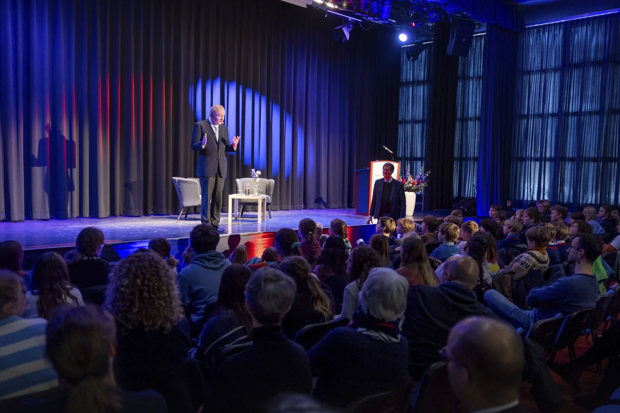 Ferdinand von Schirach answers questions from students