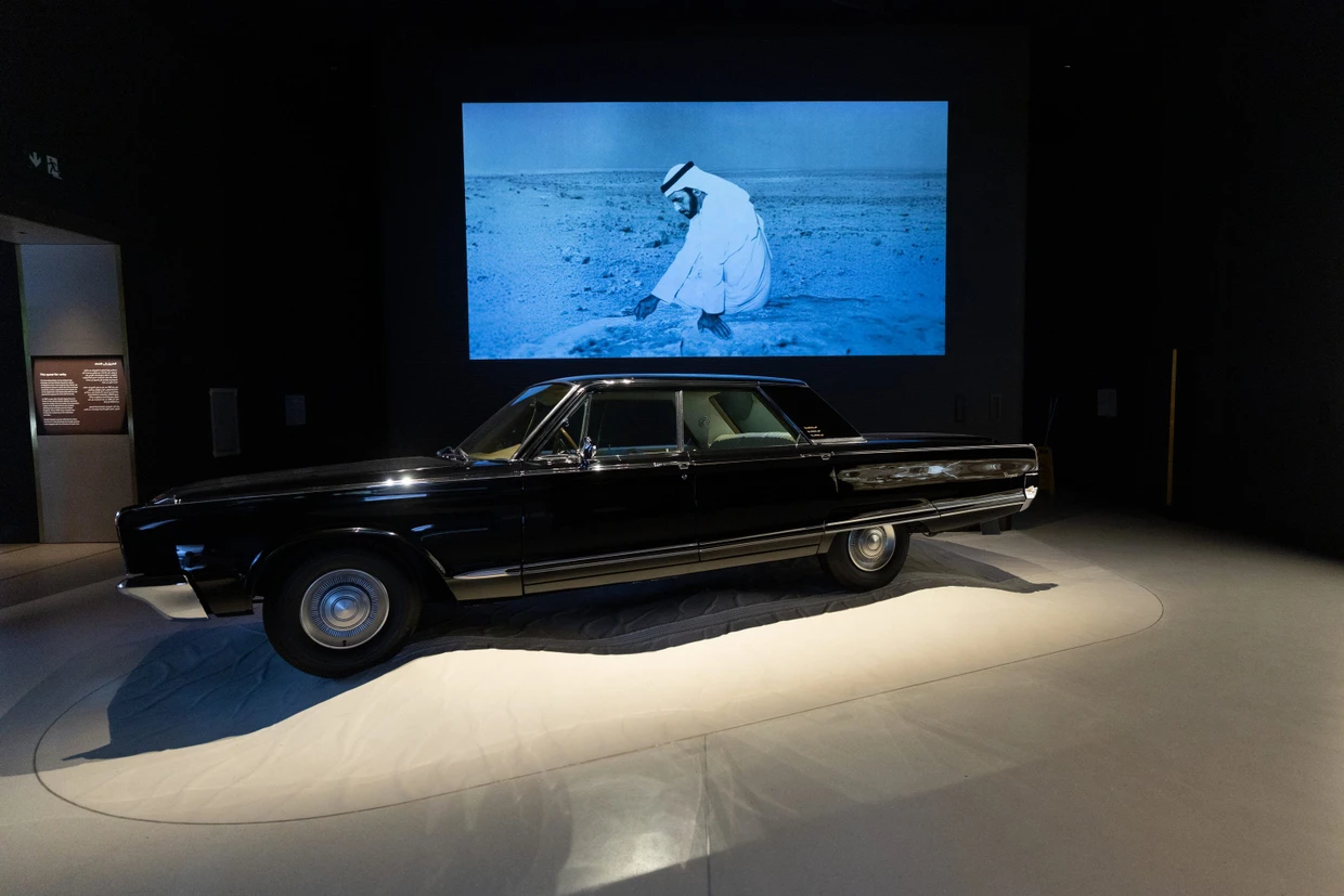 Ein Mann, seine Vision und sein Auto: Chrysler-Limousine in der Galerie zu Zayed bin Sultan Al Nahyan