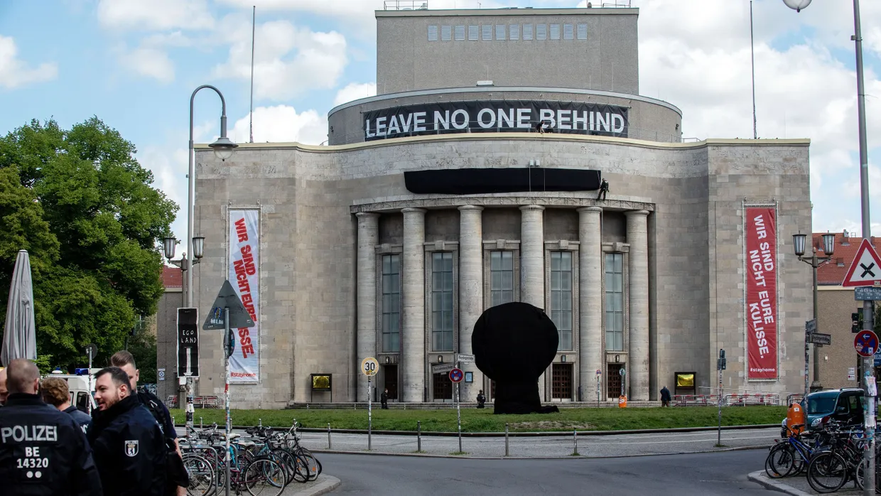 Eine schwarz verhüllte Skulptur an der Volksbühne in Berlin