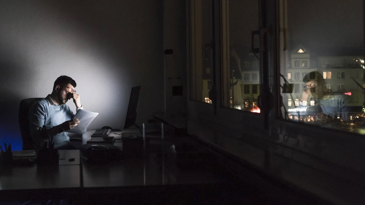 Ständig erschöpft: Die Arbeitspsychologin Nora Dietrich warnt vor toxischer Produktivität.