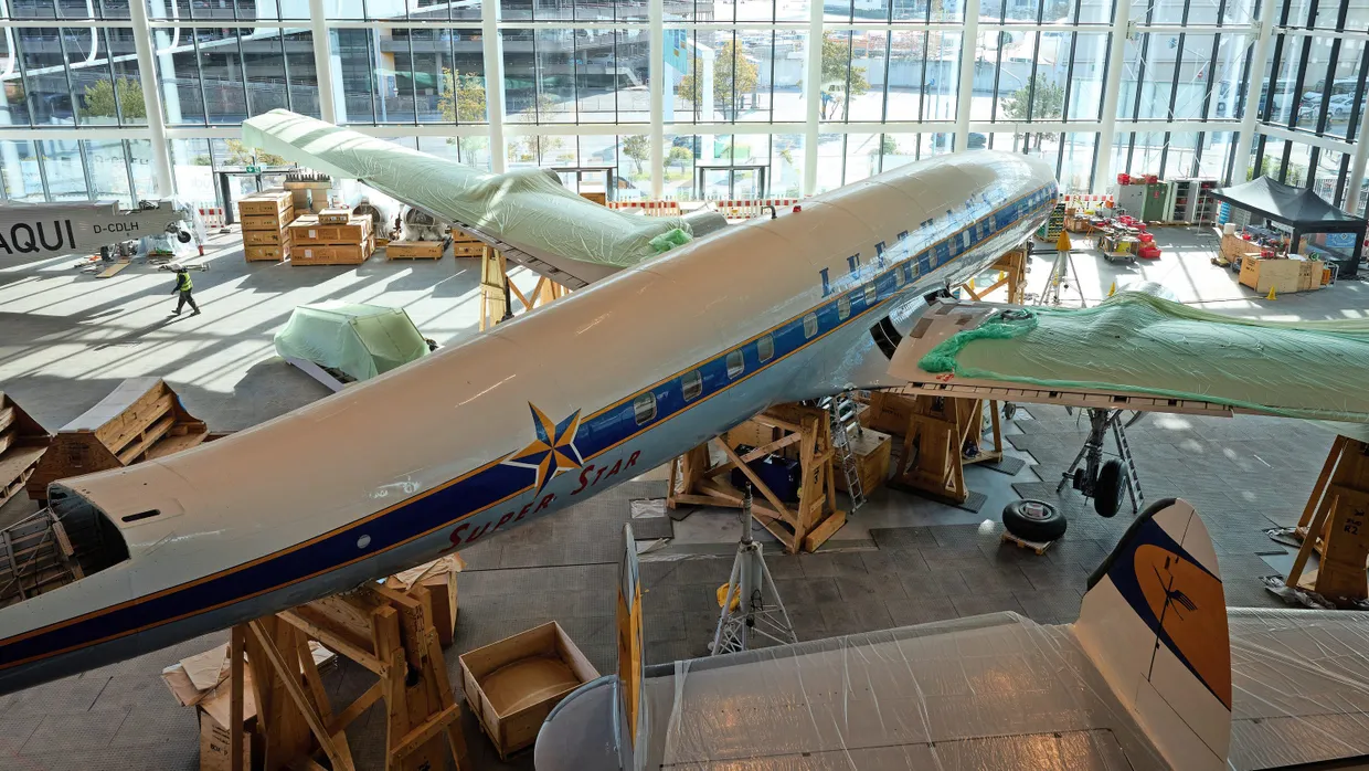 Hat ihre Position erreicht: die Lockheed Super Star im künftigen Besucherzentrum am Frankfurter Flughafen