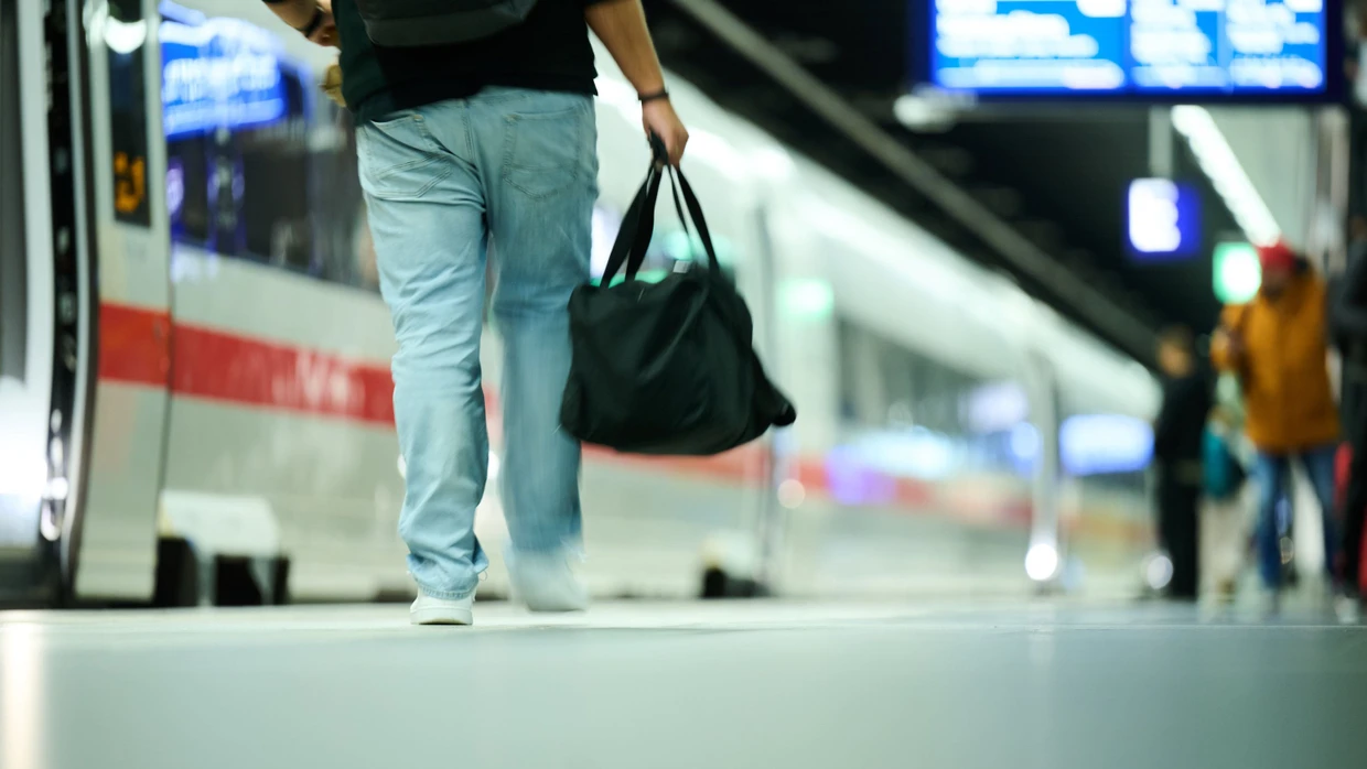 Ein Vergnügen ist die Reise oft nicht: Fahrgäste am Berliner Hauptbahnhof.
