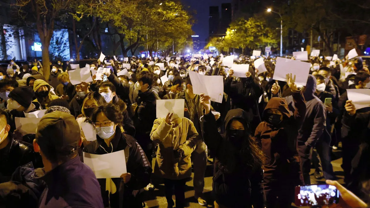 Demonstranten halten in Peking weiße Blätter Papier hoch, um gegen Zensur in China zu protestieren.