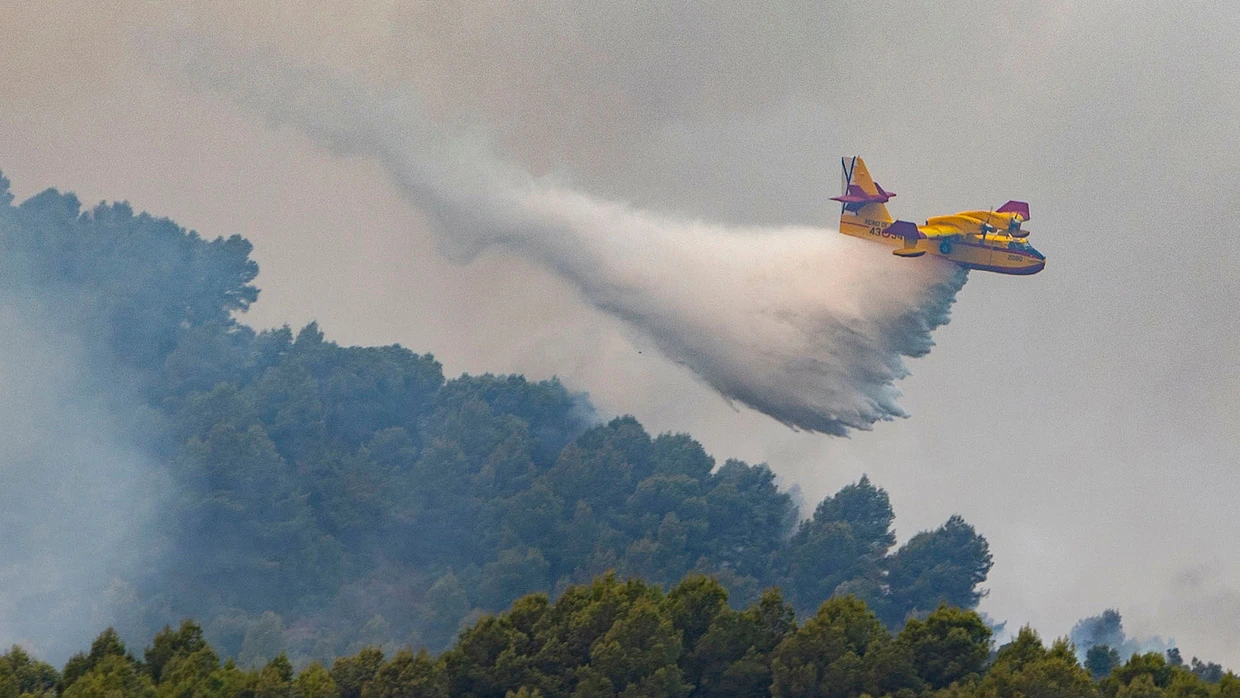 Ein Wasserflugzeug ist Ende Juli bei der Löschung des Brandes in Vall d'Uixó in Castellón im Einsatz. (Archivbild)