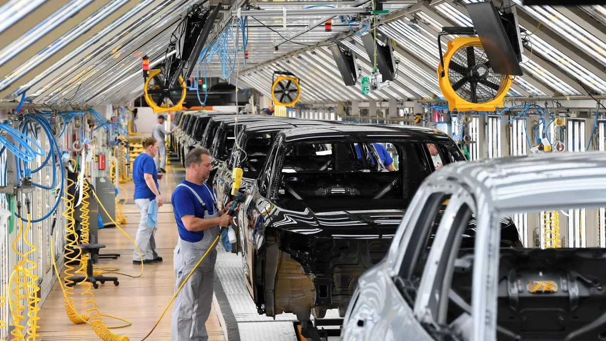 Mitarbeiter von Volkswagen bei der Arbeit in der Fertigung in Wolfsburg.