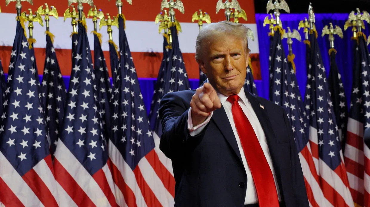 Die Pose des Siegers: Donald Trump hat der Presse seine Rache schon an gekündigt.