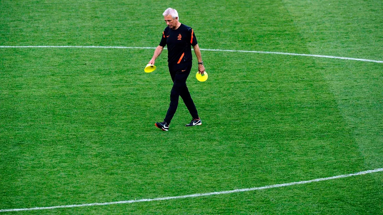 Schwerer Gang: Bert van Marwijk muss gegen Deutschland punkten