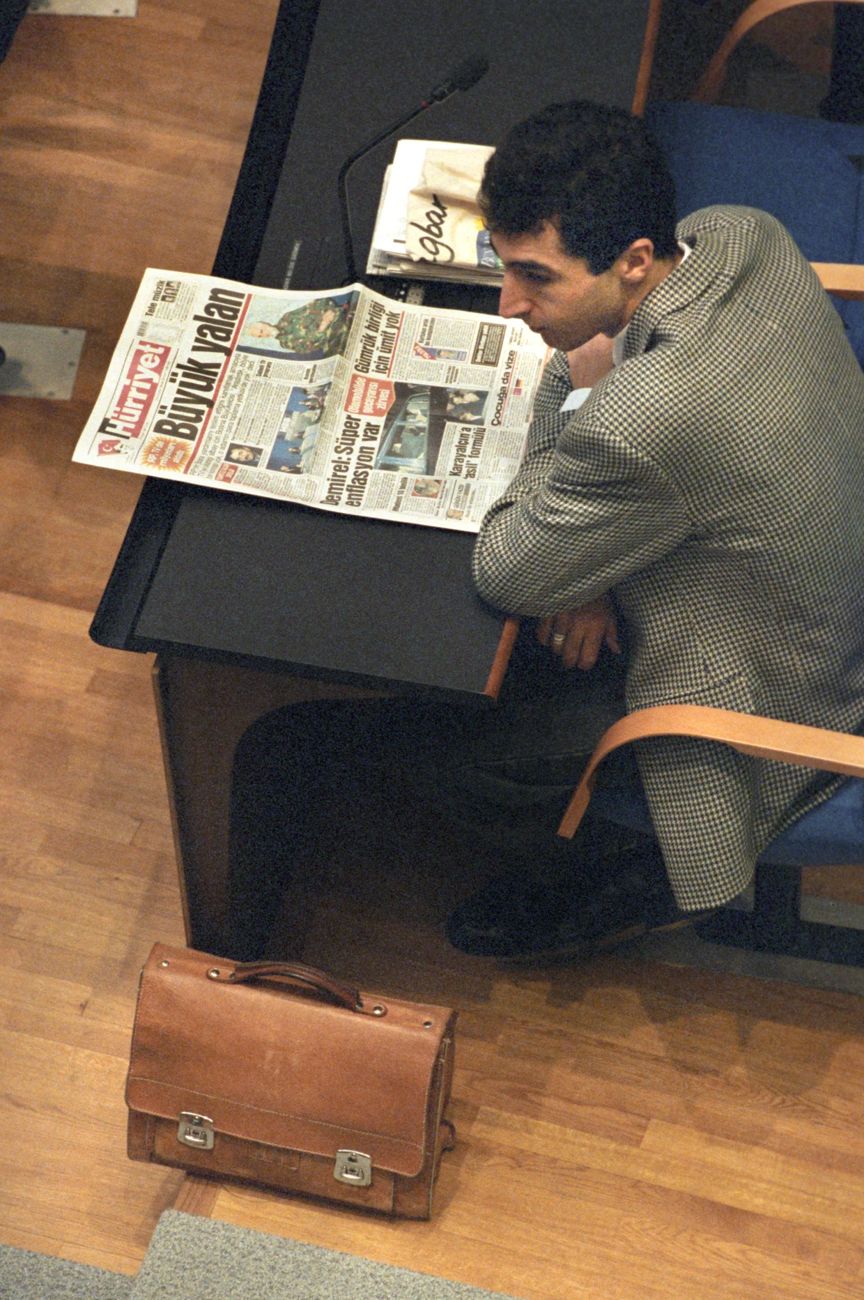 December 1994: Cem Özdemir reads a Turkish daily newspaper in the plenary session of the Bundestag in Bonn during the debate on the federal budget.