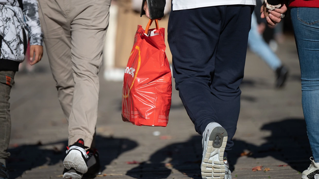 Menschen in der Wiesbadener Einkaufszone (Symbolbild)