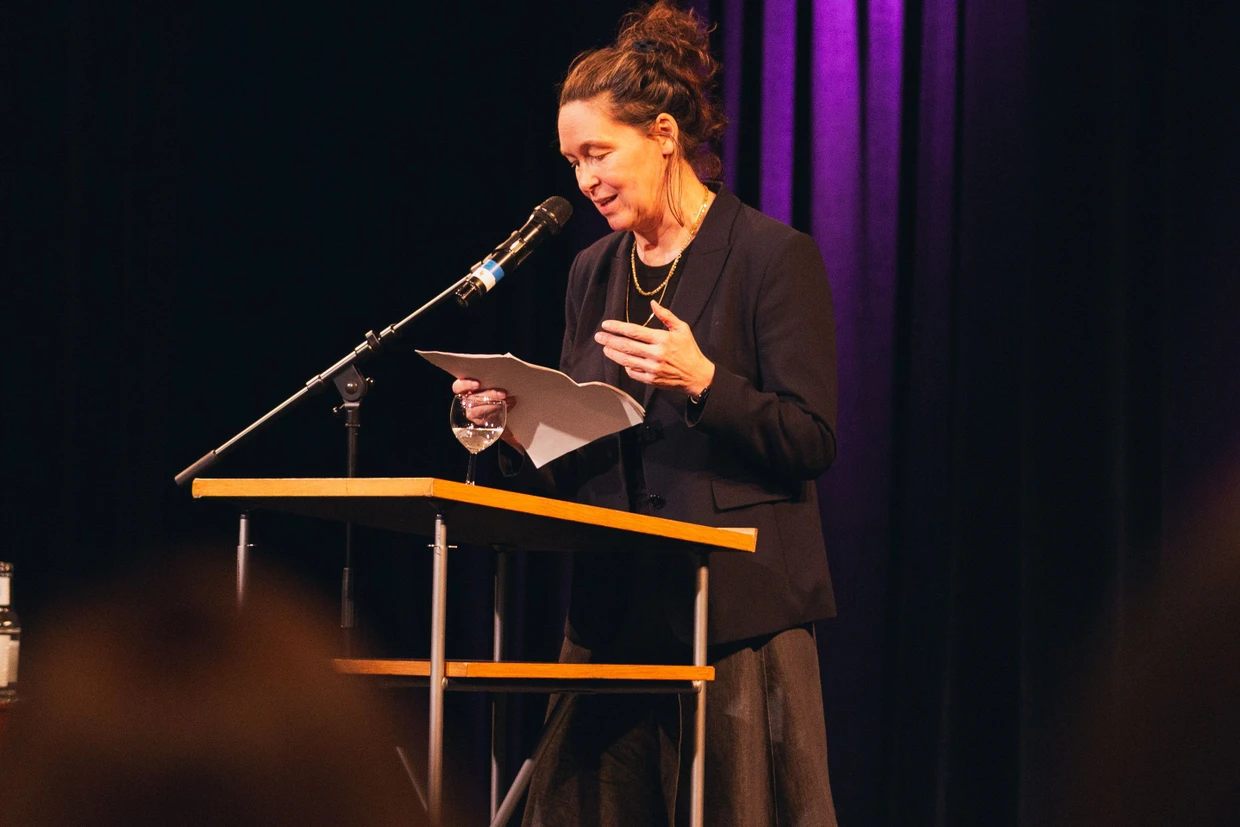 „Diese Woche seid ihr das Publikum und wir die Autoren, nächste Woche tauschen wir wieder“: Monika Rinck bei der Eröffnung des Kölner Literaturfestivals „Kindly Invited“.