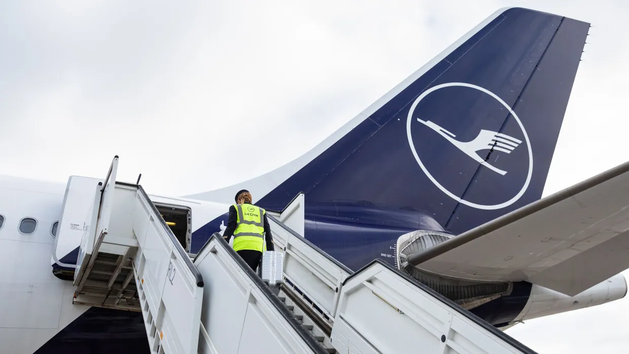 Herausfordernder Weg gen Zukunft: Lufthansa-Mitarbeiter geht an Bord.
