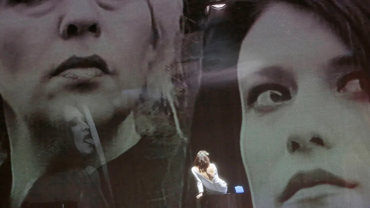 Wunschprojektionen vor dem Roadkill: Gloria Rehm in „Musik“ von Helene Hegemann und Michael Langemann