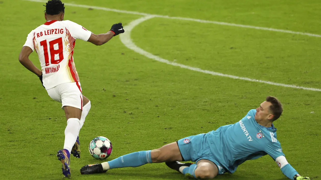 Ausgetanzt: Der Leipziger Christopher Nkunku lässt Bayern-Torhüter Manuel Neuer liegen.