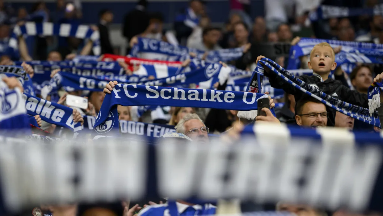 Der Revierclub nannte die Bilder „verstörend und nur sehr schwer zu ertragen“ und kündigte auch nach der Aufarbeitung nicht näher erläuterte „Konsequenzen“ an.