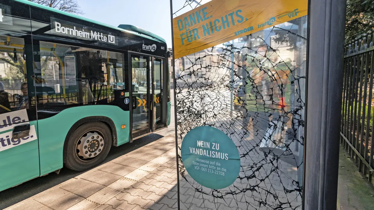Sinnlos zerstört: Eine   Bushaltestelle an der Comeniusstraße.