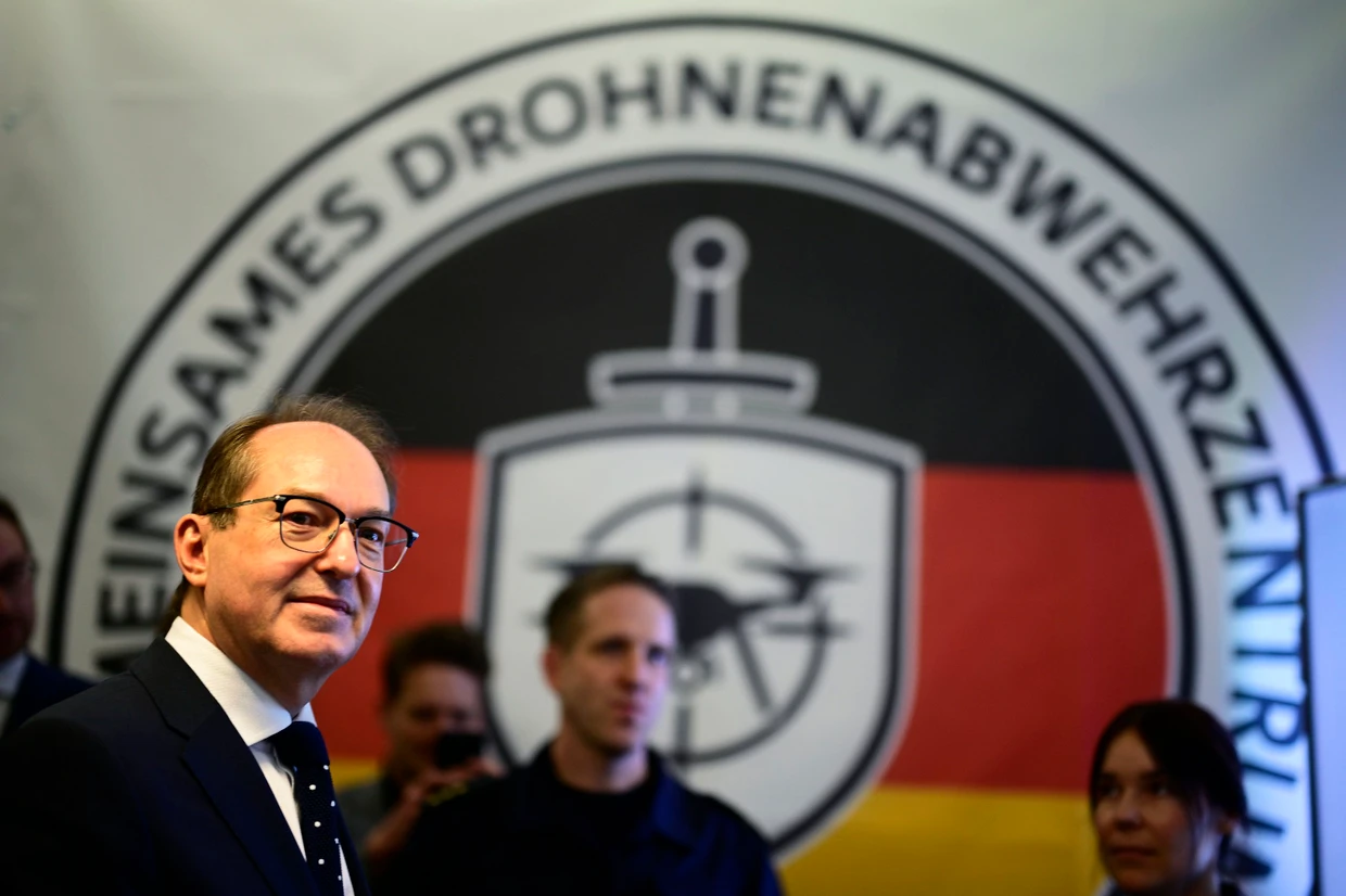 Bundesinnenminister Alexander Dobrindt (CSU) bei der Eröffnung des Gemeinsamen Drohnenabwehrzentrums in Berlin
