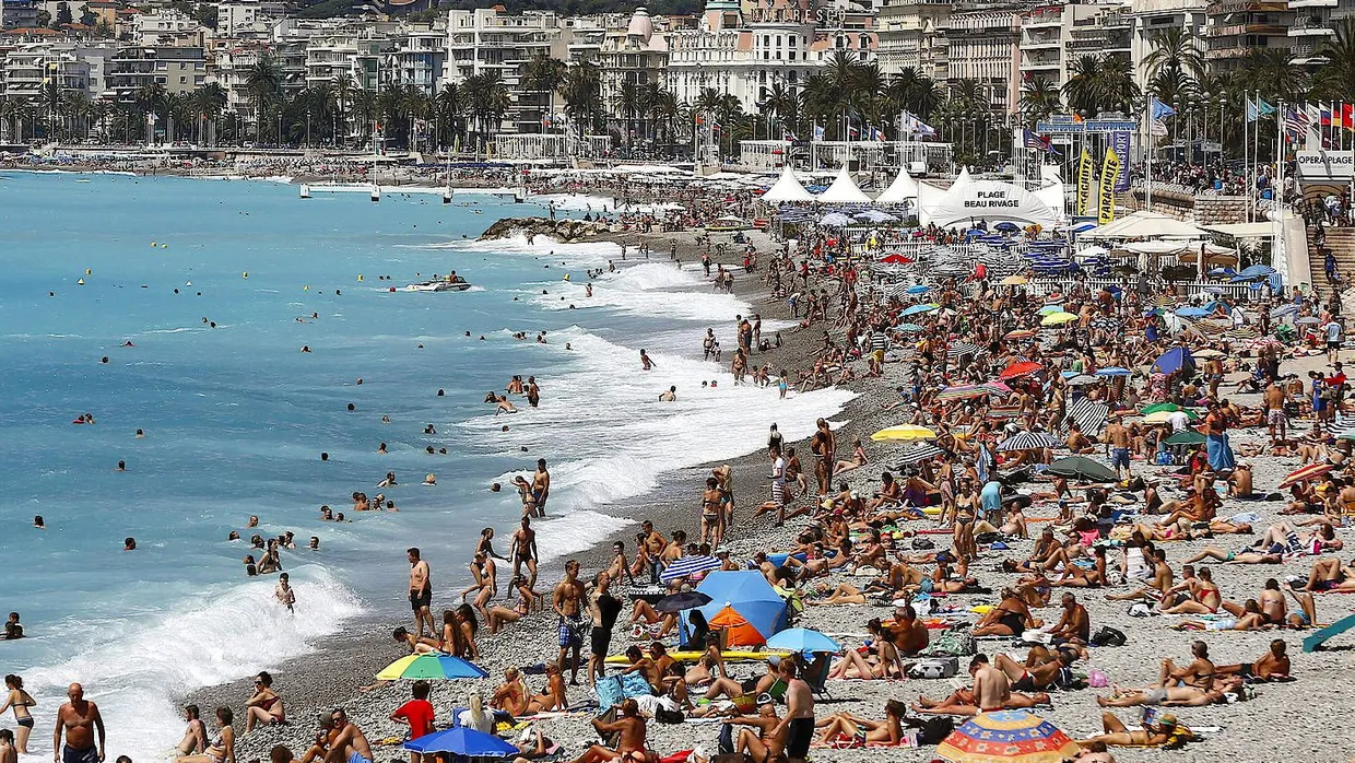 Ein Strand in Nizza im Juli 2014