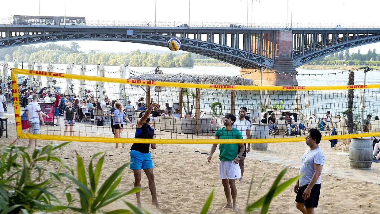 Sportlich aktiv sein: Besucher des Mainzstrand an der Theodor-Heuss-Brücke.