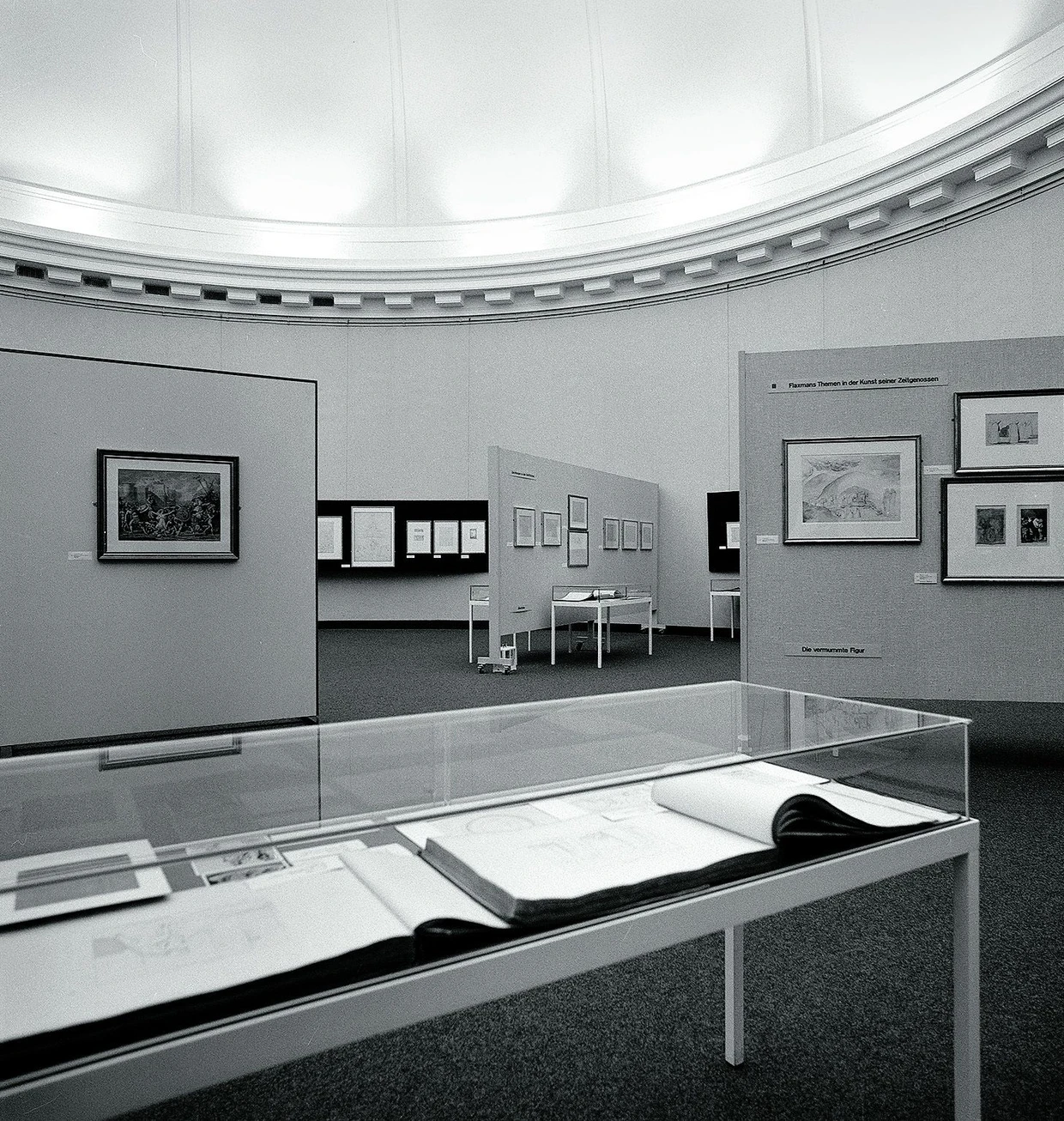 Stellwände, Vitrinen, ein für den Rundgang gemachter Bau: Gute Didaktik sieht täuschend einfach aus. Blick in die Ausstellung „John Flaxman – Mythologie und Industrie“ von 1979.