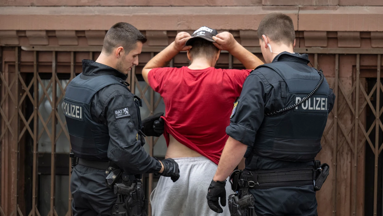 Razzia: Polizisten durchsuchen im Frankfurter Bahnhofsviertel einen Mann.