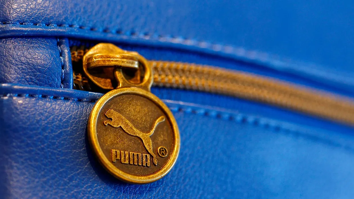 Eine Tasche mit dem Logo von Puma.