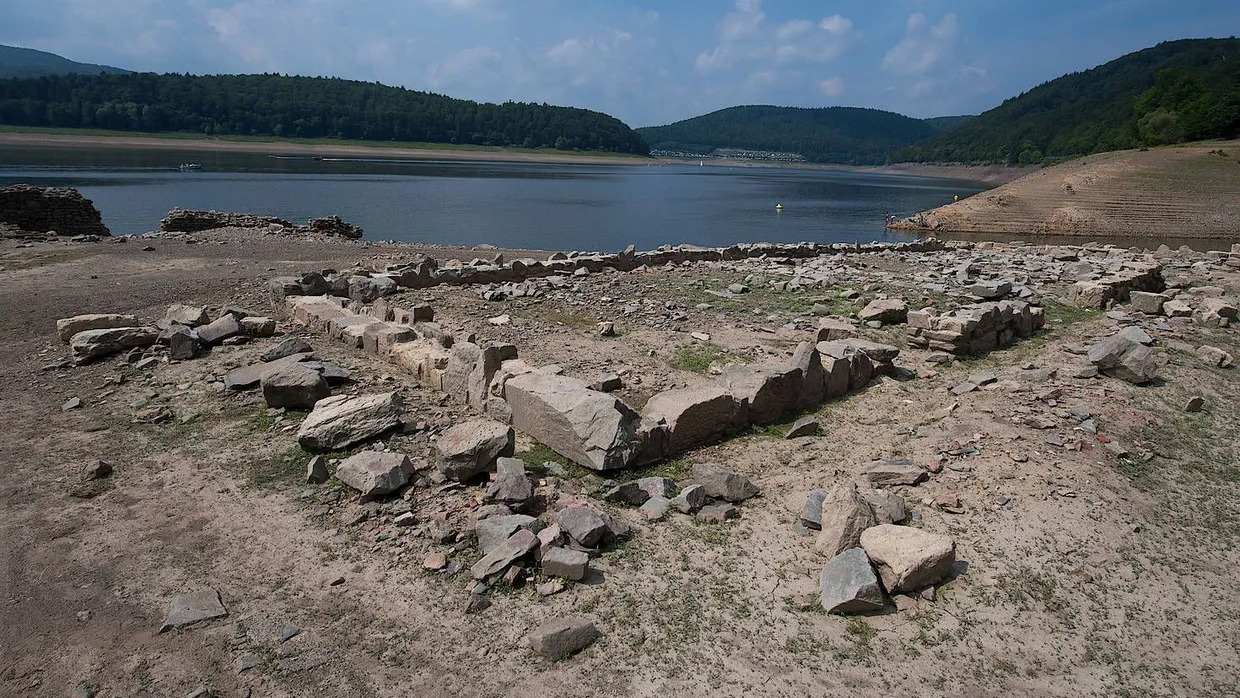 Wassermangel: Weil der Edersee nur zu einem Viertel gefüllt ist, sind etwa die Ruinen einst aufgegebener Dörfer zu sehen