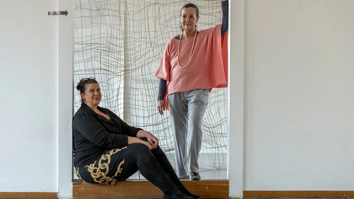 „Kunst muss sichtbar bleiben“: Iris Solbès (links) und Elisabeth Claus in den Räumen des Neuen Kunstvereins Aschaffenburg