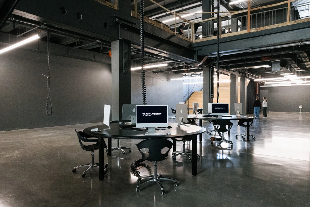 Bald kann es losgehen: Die ersten Bildschirme stehen schon im Lernzentrum.