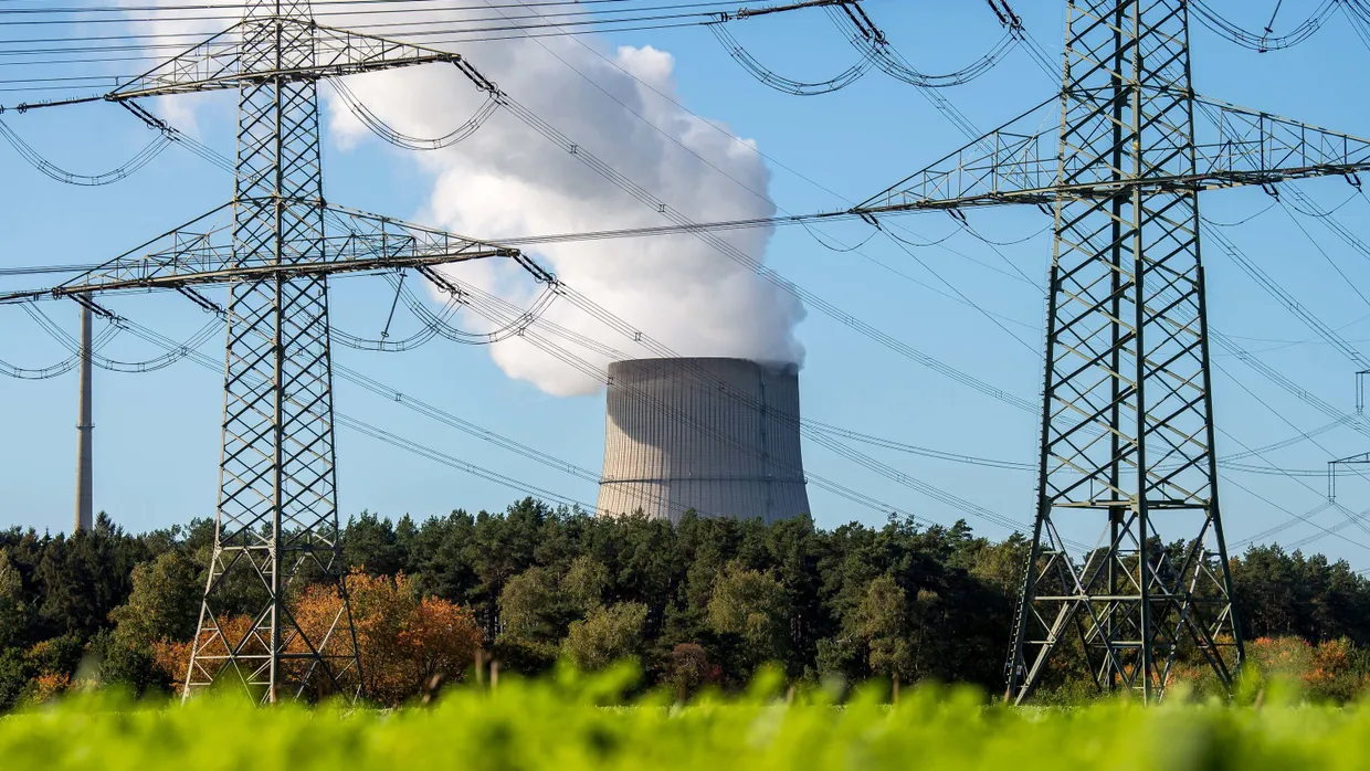 Lingen: Stromleitungen vor dem Kernkraftwerk Emsland