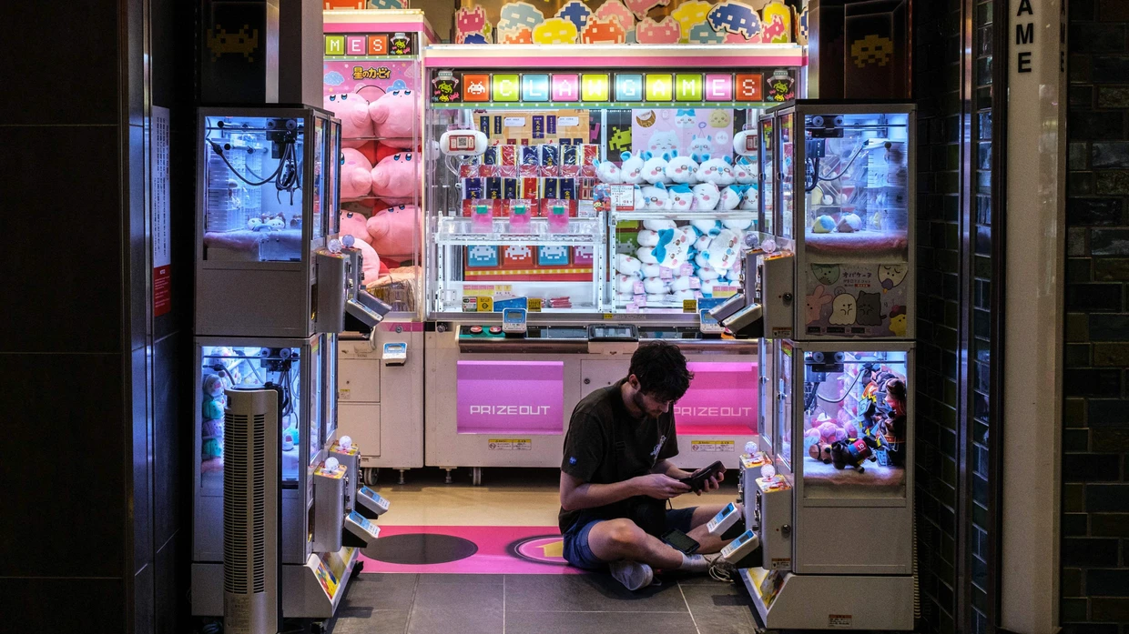 Gleich geht’s los: In einer Spielhalle im Tokioter Stadtteil Akihabara bezahlt ein Mann einen Greifautomaten, um sein Glück zu versuchen.
