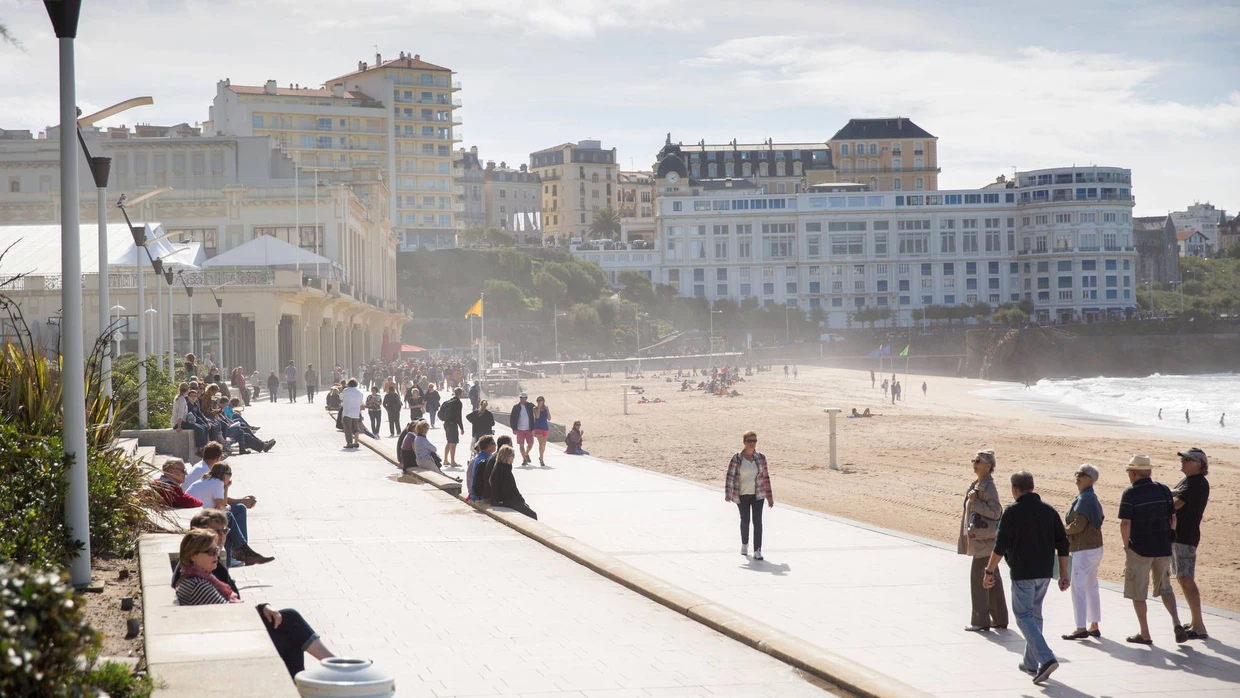 Sehnsuchtsort am Ozean: Die mondäne Grande Plage ist nur einen Steinwurf vom Quartier Bibi entfernt.