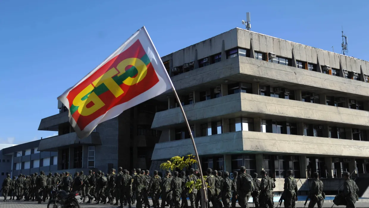 Soldaten vor dem Parlamentsgebäude in Salvador da Bahia, das die streikenden Polizisten inzwischen verlassen haben