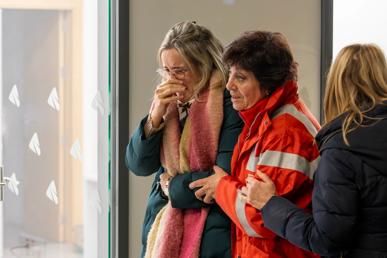 Angehörige der Zuginsassen warten in Huelva auf Informationen.