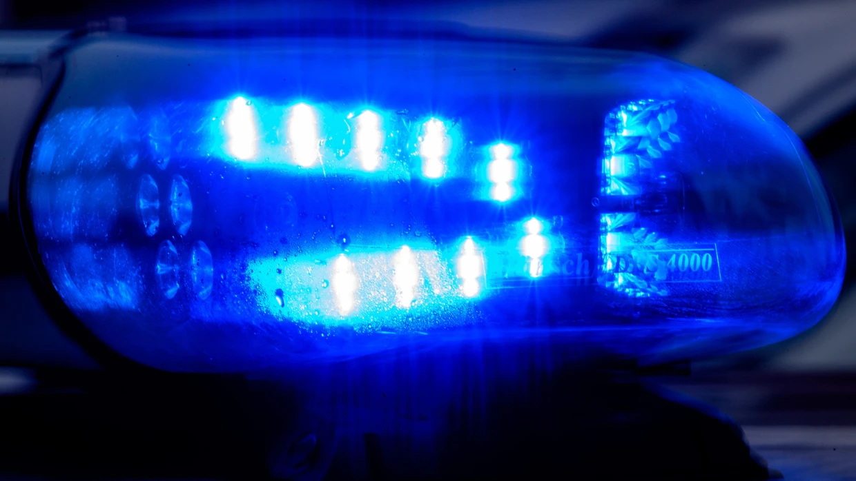 Ein Blaulicht leuchtet auf einem Fahrzeug der Polizei.